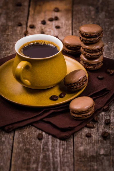 Macaron Cioccolato Fondente Con Chicchi Caffè Sul Tavolo Legno Focus — Foto Stock