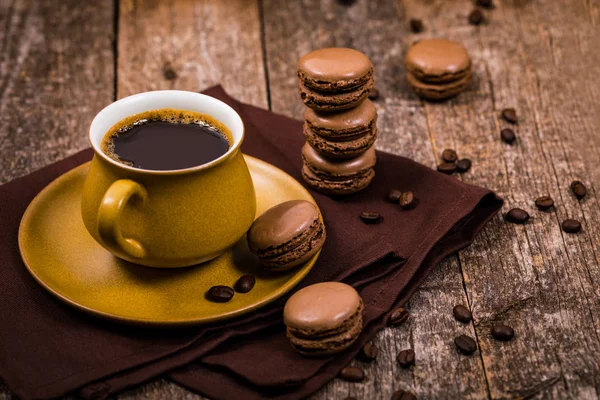 Tahta Masada Kahve Fasulyeli Koyu Çikolatalı Macaron Seçici Odak — Stok fotoğraf