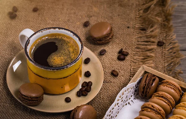 Dunkle Schokolade Macaron Mit Kaffeebohnen Auf Dem Holztisch Selektiver Fokus — Stockfoto