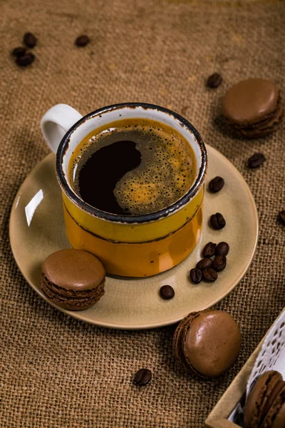 Dunkle Schokolade Macaron Mit Kaffeebohnen Auf Dem Holztisch Selektiver Fokus — Stockfoto