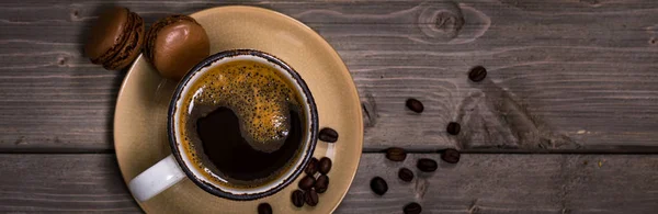 Tmavý Čokoládový Macaron Kávovými Zrny Dřevěném Stole Selektivní Zaměření — Stock fotografie