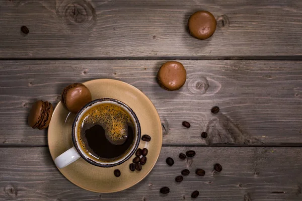 Dark Chocolate Macaron Met Koffiebonen Houten Tafel Selectieve Focus — Stockfoto