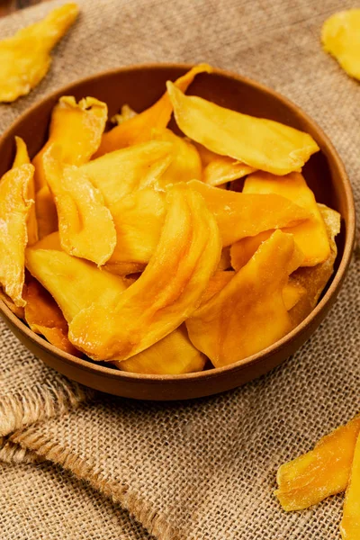 Fruta Mango Seca Sobre Fondo Madera Vieja Enfoque Selectivo — Foto de Stock