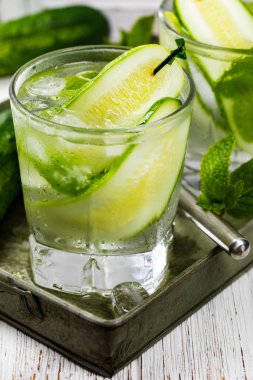 Salatalık votka içki. Seçici odak.