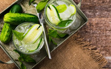 Salatalık votka içki. Seçici odak.