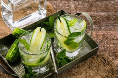 Salatalık cin kokteyli. Seçici odak.