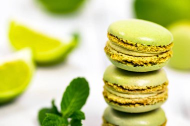 Limon ve nane aromalı yeşil makarna. Seçici odak.