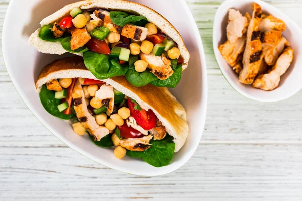 Sanduíches Pita Com Salada Frango Grelhado Com Grão Bico Garbanzo — Fotografia de Stock