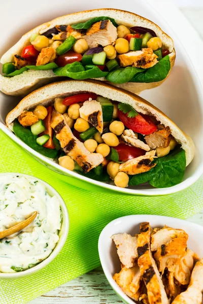 Sándwiches Pita Con Ensalada Pollo Parrilla Con Ensalada Garbanzos Garbanzos —  Fotos de Stock