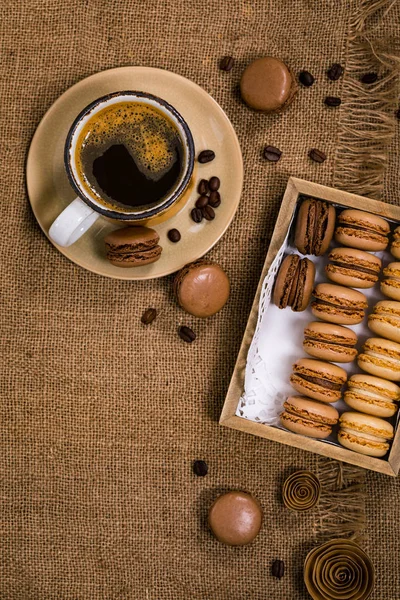 Macaron Cioccolato Fondente Con Chicchi Caffè Sul Tavolo Legno Focus — Foto Stock