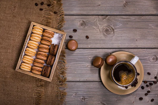 Dark Chocolate Macaron Met Koffiebonen Houten Tafel Selectieve Focus — Stockfoto