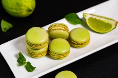 Kireç ve nane aromalı yeşil makarna kurabiyeleri Kara Arkaplanda. Seçici odak.