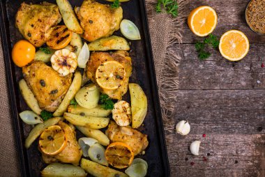 Kavrulmuş tavuk patates ve Meyer limon ile. Seçici odak.