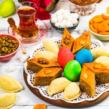 Renkli yumurta, buğday yaylar ve Azerbaycan'da Nevruz tatil için tatlı pasta. Seçici odak.