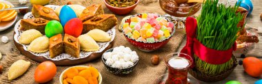 Renkli yumurta, buğday yaylar ve Azerbaycan'da Nevruz tatil için tatlı pasta. Seçici odak.