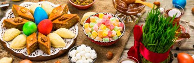 Renkli yumurta, buğday yaylar ve Azerbaycan'da Nevruz tatil için tatlı pasta. Seçici odak.