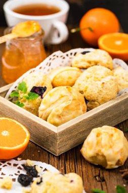 Mini çörekler çeşitli. Turuncu ve yaban mersini Mini çörek tanımlama bilgileri. Seçici odak.