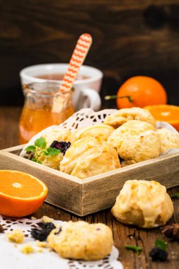 Mini çörekler çeşitli. Turuncu ve yaban mersini Mini çörek tanımlama bilgileri. Seçici odak.