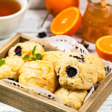 Mini çörekler çeşitli. Turuncu ve yaban mersini Mini çörek tanımlama bilgileri. Seçici odak.