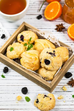 Mini çörekler çeşitli. Turuncu ve yaban mersini Mini çörek tanımlama bilgileri. Seçici odak.