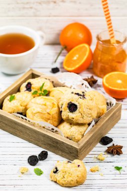 Mini çörekler çeşitli. Turuncu ve yaban mersini Mini çörek tanımlama bilgileri. Seçici odak.