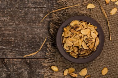 Kavrulmuş sarımsak dilimleri. Seçici odak.