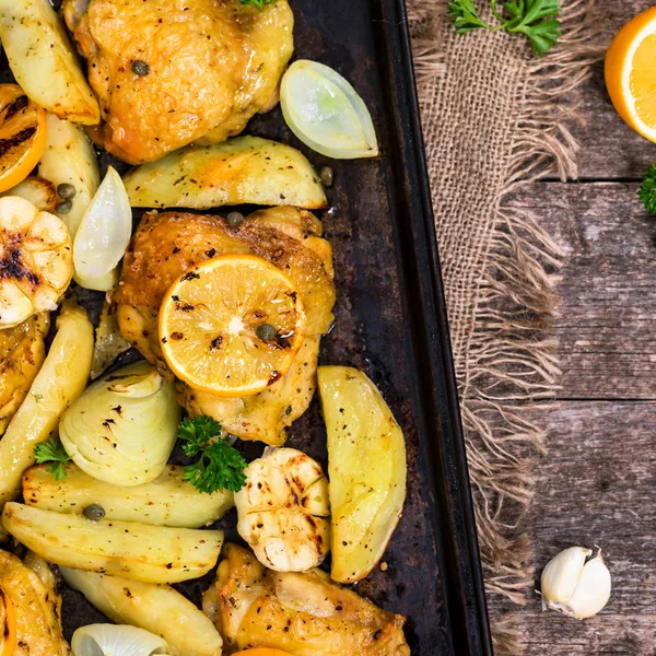 Gebratenes Hühnchen Mit Kartoffeln Und Meyers Zitrone Selektiver Fokus — Stockfoto