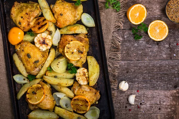 Kavrulmuş tavuk patates ve Meyer limon ile. Seçici odak.