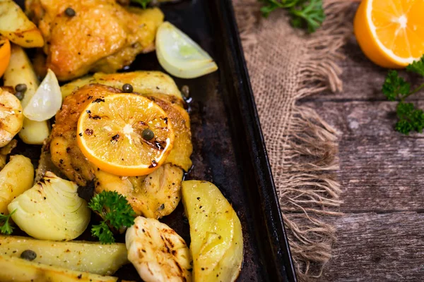 Gebratenes Hühnchen Mit Kartoffeln Und Meyers Zitrone Selektiver Fokus — Stockfoto