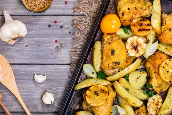 Gebratenes Hühnchen Mit Kartoffeln Und Meyers Zitrone Selektiver Fokus — Stockfoto