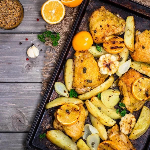 Gebratenes Hühnchen Mit Kartoffeln Und Meyers Zitrone Selektiver Fokus — Stockfoto