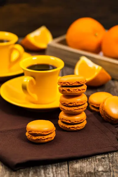 Macarons Francesi Arancioni Con Cioccolato Fondente Ripieno Caffè Focus Selettivo — Foto Stock
