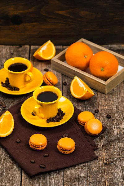 Orangefarbene Französische Macarons Mit Dunkler Schokolade Und Kaffeefüllung Selektiver Fokus — Stockfoto