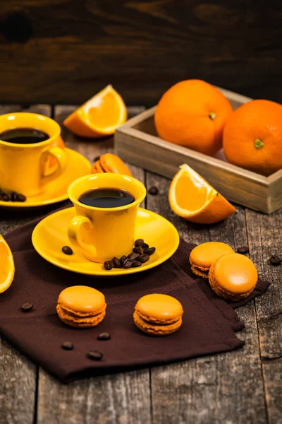 Macarons Francesi Arancioni Con Cioccolato Fondente Ripieno Caffè Focus Selettivo — Foto Stock