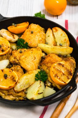 Meyer Lemon ve patates kızartmalı tavuk budu. Seçici odak.