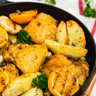 Meyer Lemon ve patates kızartmalı tavuk budu. Seçici odak.