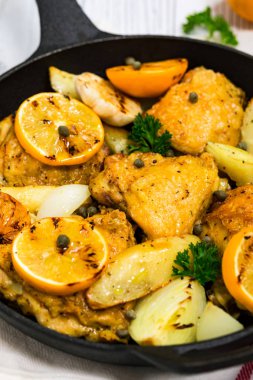 Meyer Lemon ve patates kızartmalı tavuk budu. Seçici odak.