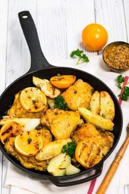 Meyer Lemon ve patates kızartmalı tavuk budu. Seçici odak.