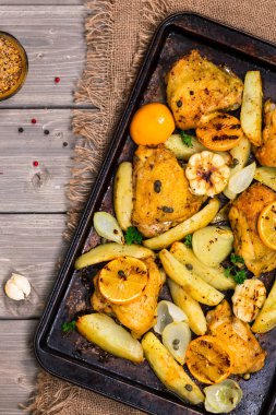 Meyer Lemon ve patates kızartmalı tavuk budu. Seçici odak.
