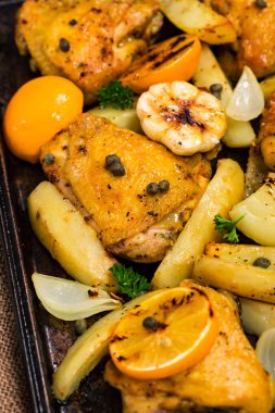 Meyer Lemon ve patates kızartmalı tavuk budu. Seçici odak.