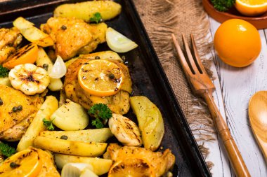 Meyer Lemon ve patates kızartmalı tavuk budu. Seçici odak.