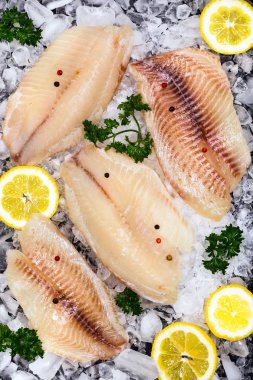 Buz üzerinde Whitefish Tilapia balık RAW fileto. seçici odak.