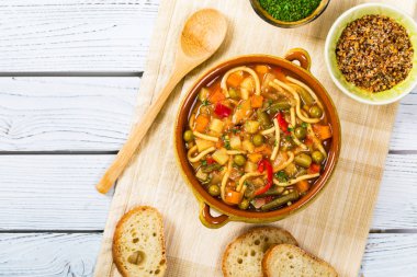 Kış hasat sebze çorbası. Seçici odak.