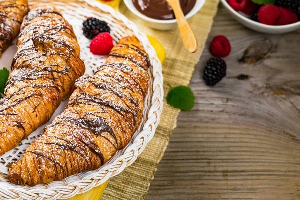 Choklad Croissanter Med Björnbär Och Hallon Selektivt Fokus — Stockfoto