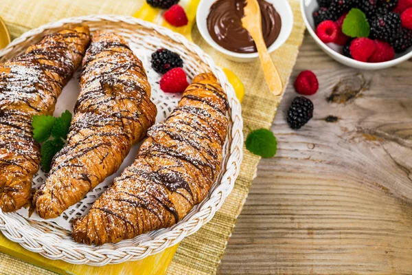 Suklaa Croissantteja Karhunvatukkaa Vadelmia Valikoiva Painopiste — kuvapankkivalokuva