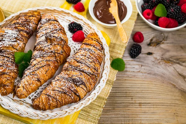 Croissants Chocolate Com Amoras Framboesas Foco Seletivo — Fotografia de Stock