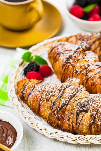 Suklaa Croissantteja Karhunvatukkaa Vadelmia Valikoiva Painopiste — kuvapankkivalokuva