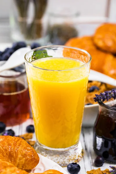 オレンジ ジュース 朝食のクロワッサン コーヒー 穀物や果物を 選択と集中 — ストック写真