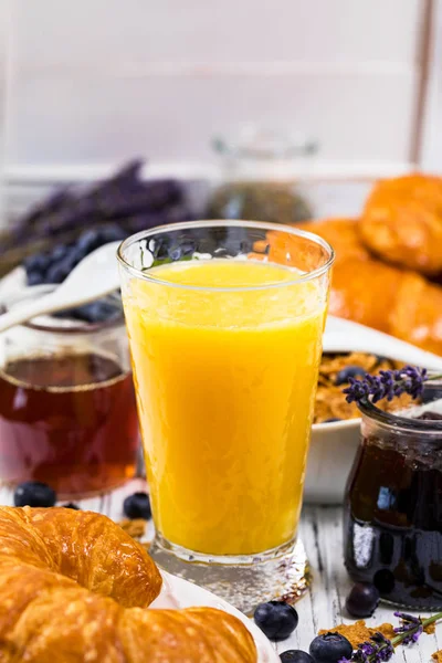 Zumo Naranja Desayuno Continental Con Cruasanes Café Cereales Frutas Enfoque —  Fotos de Stock