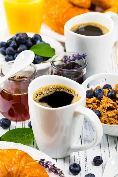 Caffè Colazione Continentale Con Croissant Cereali Frutta Focus Selettivo — Foto Stock